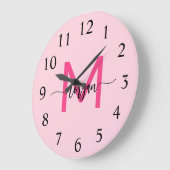Hot Pink Modern Script Girly Monogram Naam Grote Klok (Hoek)