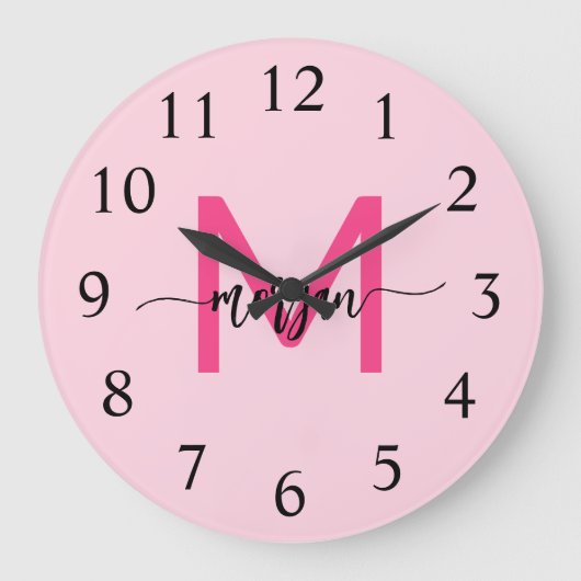 Hot Pink Modern Script Girly Monogram Naam Grote Klok (Voorkant)