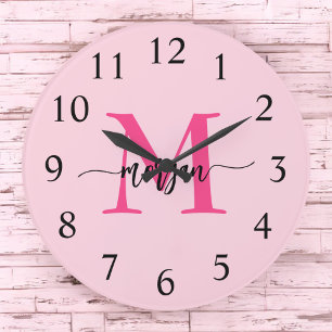 Hot Pink Modern Script Girly Monogram Naam Grote Klok