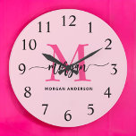 Hot Pink Modern Script Girly Monogram Naam Grote Klok<br><div class="desc">Maak een gedurfde uitspraak in uw ruimte met onze Hot Pink Modern Script Girly Monogram Naam Grote Klok! Deze klok heeft een levendig roze ontwerp en is gepersonaliseerd met jouw naam in een stijlvol, modern script. Het geeft elke kamer een stijlvol en persoonlijk tintje. Perfect voor kamers, kantoren of woonruimtes,...</div>
