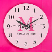 Hot Pink Modern Script Girly Monogram Naam Grote Klok