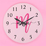 Hot Pink Modern Script Girly Monogram Naam Grote Klok<br><div class="desc">Maak een gedurfde uitspraak in uw ruimte met onze Hot Pink Modern Script Girly Monogram Naam Grote Klok! Deze klok heeft een levendig roze ontwerp en is gepersonaliseerd met jouw naam in een stijlvol, modern script. Het geeft elke kamer een stijlvol en persoonlijk tintje. Perfect voor kamers, kantoren of woonruimtes,...</div>