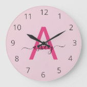 Hot Pink Modern Script Girly Monogram Naam Grote Klok (Voorkant)