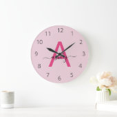Hot Pink Modern Script Girly Monogram Naam Grote Klok (Huis)