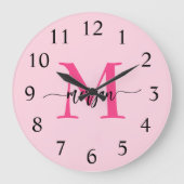Hot Pink Modern Script Girly Monogram Naam Grote Klok (Voorkant)