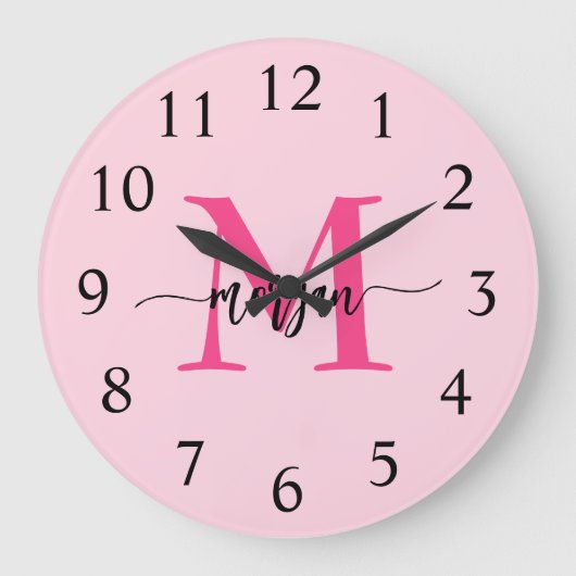 Hot Pink Modern Script Girly Monogram Naam Grote Klok (Voorkant)