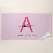 Hot Pink Modern Script Girly Monogram Naam Strandlaken (Voorkant)