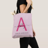 Hot Pink Modern Script Girly Monogram Naam Tote Bag (Dichtbij)