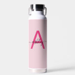 Hot Pink Modern Script Girly Monogram Naam Waterfles<br><div class="desc">Verhoog je hydratatiespel met deze slanke en stijlvolle gepersonaliseerde waterfles. Het delicate evenwicht van het hete roze monogram in combinatie met het elegante script creëer is een statement van verfijnde individualiteit, perfect voor degenen die zowel vorm als functie waarderen. Of het nu in de sportschool, kantoor of tijdens uw buitenavonturen...</div>
