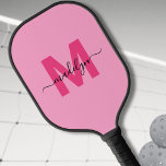 Hot Pink Modern Script Naam Girly Monogram Pickleball Paddle<br><div class="desc">Creëer uw eigen gepersonaliseerde hot pink moderne scriptnaam girly monogram pickleball paddle. Deze ultra-vrouwelijke pickleball paddle heeft een levendige baby roze achtergrond met een gedurfd, plat magenta initiaal (geen glinstering of folie) aan de voorkant, gecombineerd met een speelse zwarte scriptnaam voor die extra persoonlijke touch. De achterkant is links effen...</div>