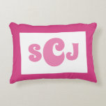 Hot Pink Monogram Girly Accent Kussen<br><div class="desc">Voeg een pop van kleur en persoonlijke touch aan uw leefruimte met onze Hot Pink Monogram Girly Accent Pillow. Dit kussen heeft een stijlvolle, hete roze kleur en een chique monogram-ontwerp dat een vleugje elegantie toevoegt aan elke kamer. Of u nu uw slaapkamer, woonkamer of kantoor wilt verfraaien, dit meisjesaccentkussen...</div>