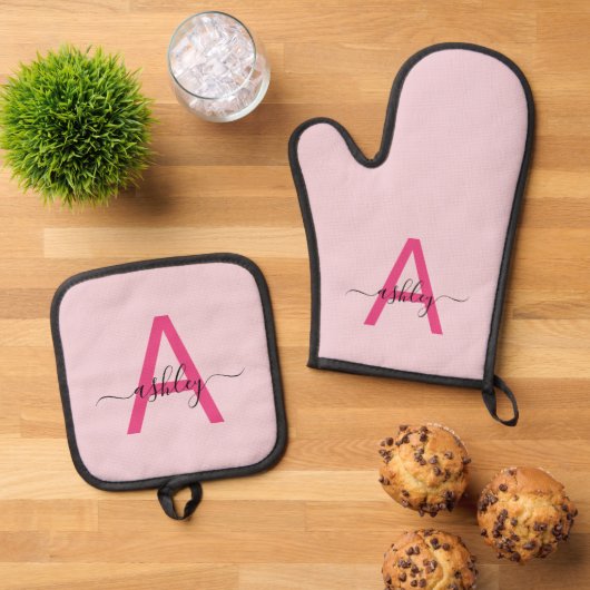 Hot Pink Monogram Meisje Keukenscript Ovenwant & Pannenlap Set (Top down)