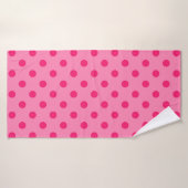 Hot Pink op Pink Polka Dots Patroonontwerp Badhanddoek (Badhanddoek)