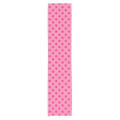 Hot Pink op Pink Polka Dots Patroonontwerp Korte Tafelloper (Voorkant)