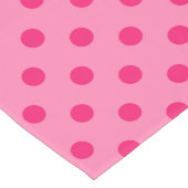 Hot Pink op Pink Polka Dots Patroonontwerp Korte Tafelloper (Hoek)