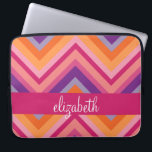 Hot Pink Paars Sinaasappel Chevron Pattern Laptop Sleeve<br><div class="desc">Een trendy patroon met een klastige doopvont die voor een vrouwelijke vrouw wordt ontworpen. Voeg jouw naam of monogram toe. Als u aanpassingen aan het kunstwerk moet aanbrengen,  klik op de pas het knoop aan om veranderingen aan te brengen.</div>