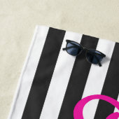 Hot Pink Retro Geïnspireerd Zwart Wit Naam Strandlaken (In situ)