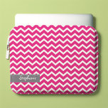 Hot Pink Zig Zag Chevrons Patroon Laptop Sleeve<br><div class="desc">Personaliseer deze stijlvolle laptophoes met jouw naam,  initialen,  monogram,  een speciale datum of een tekst naar keuze. Bezoek onze winkel voor meer patroon- en kleurkeuzes en bijpassende producten zoals iPad-mouwen,  iPhone- en Android-covers en meer!</div>