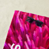 Hot-roze Abstracte Floral met witte naam Strandlaken (In situ)