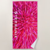 Hot-roze Abstracte Floral met witte naam Strandlaken (Voorkant)