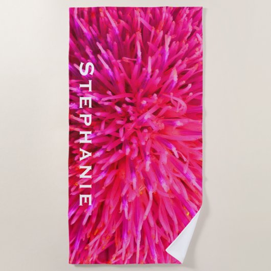 Hot-roze Abstracte Floral met witte naam Strandlaken (Voorkant)