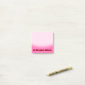 Hot-roze achtergrond met veeleisende naam post-it® notes (Op bureau)