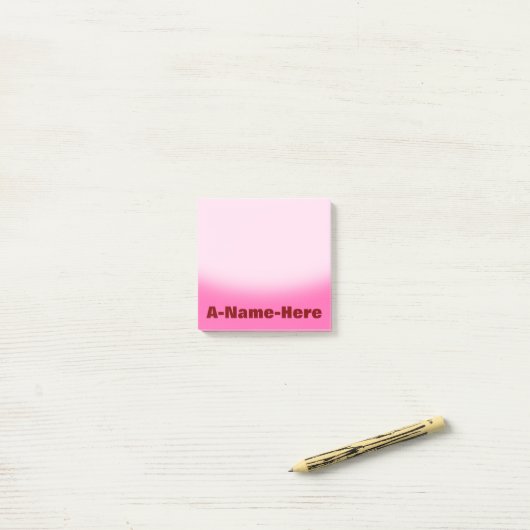 Hot-roze achtergrond met veeleisende naam post-it® notes (Op bureau)