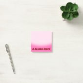 Hot-roze achtergrond met veeleisende naam post-it® notes (Kantoor)