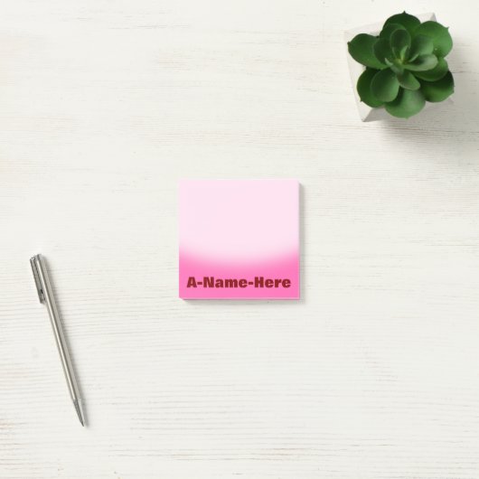 Hot-roze achtergrond met veeleisende naam post-it® notes (Kantoor)