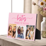 Hot roze besties vrienden 3 foto collage Keepsake Fotoplaat<br><div class="desc">Vier je vriendschap met de Hot Pink Besties Friends 3 Fotocollage Keepsake Plaque. Deze levendige en gepersonaliseerde plaquette heeft een stijlvol, hot roze design, met een prachtig gerangschikte collage van drie gekoesterde foto's. Gemaakt van hoogwaardige materialen, is het perfect om op een bureau, plank of muur weer te geven. De...</div>