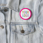 Hot Roze Button met Logo Custom Pin Back Badge (In situ)