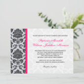 Hot-roze Damask Monogram Uitnodiging (Staand voorkant)