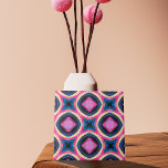Hot roze en blauw Abstract geometrisch patroon Tegeltje<br><div class="desc">Een opvallende en eigentijdse decoratieve tegel met een naadloze opstelling,  samengesteld uit fascinerende geometrische figuren,  badend in levendige tinten van heet roze en blauw.</div>