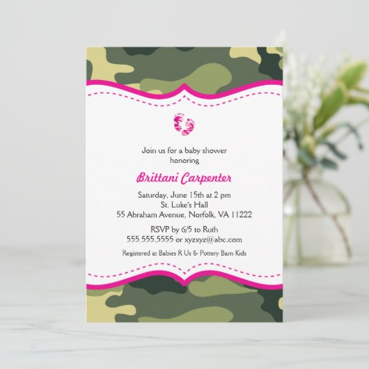 Hot-roze en Green Camouflage Baby shower nodigt ui Kaart (Staand voorkant)