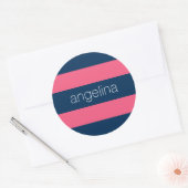 Hot-roze en moderne marinerougby-strips met naam ronde sticker (Envelop)
