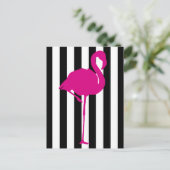 Hot-roze flamingo op zwarte en witte strepen briefkaart (Staand voorkant)