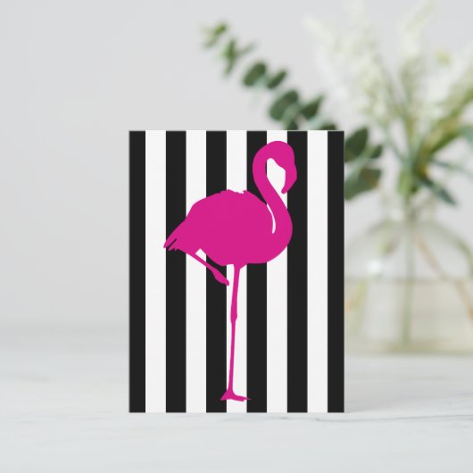 Hot-roze flamingo op zwarte en witte strepen briefkaart (Staand voorkant)