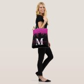 Hot-roze glitter druppelt op het monogram metaal tote bag (Op model)