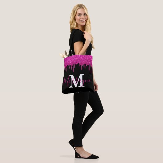 Hot-roze glitter druppelt op het monogram metaal tote bag (Op model)