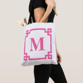 Hot-roze Grieks sleutelgrens Aangepast monogram Tote Bag (Dichtbij)