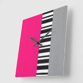 Hot-roze grijs zwart-wit gestreept blok vierkante klok (Hoek)