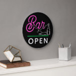 Hot-roze, groene witte Retrobar, open op zwart Grote Klok<br><div class="desc">Mooie hedendaagse regenwemart klok met helder neonroze,  kalkgroen en witte gekleurde Bar Open typografie en kalligrafiescript met een lettertype. Uitstekende portemonnee voor mensen die graag vrienden en familie willen onderhouden.</div>