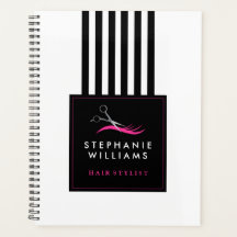 Hot-roze haarschaar en zwarte strepen