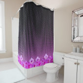 Hot-roze hibiscus op zwart en roze gecontroleerd douchegordijn (In situ)