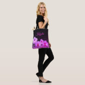 Hot-roze hibiscus op zwart en roze gecontroleerd tote bag (Op model)
