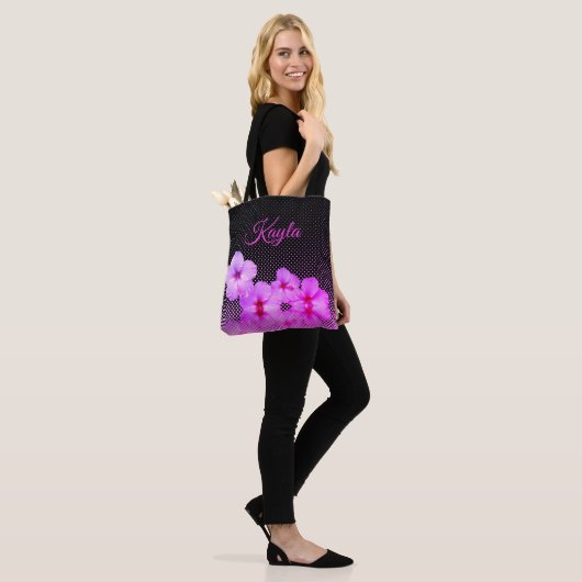 Hot-roze hibiscus op zwart en roze gecontroleerd tote bag (Op model)