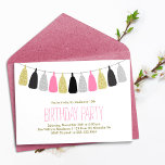 Hot roze kwastjes Garland verjaardagsfeestje Kaart<br><div class="desc">Trendy en chique ontwerp heeft een populair ontwerp van kwastslingers perfect voor een verjaardagsfeestje van een meisje, quinceanera, lieve zestien, enz. OPMERKING: Op deze uitnodigingen wordt geen echte glitter gebruikt, de uitnodigingen zullen als een mooie foto van glinsterende glitter afdrukken. Bezoek onze winkel voor bijpassende briefpapier en feestartikelen. Op zoek...</div>
