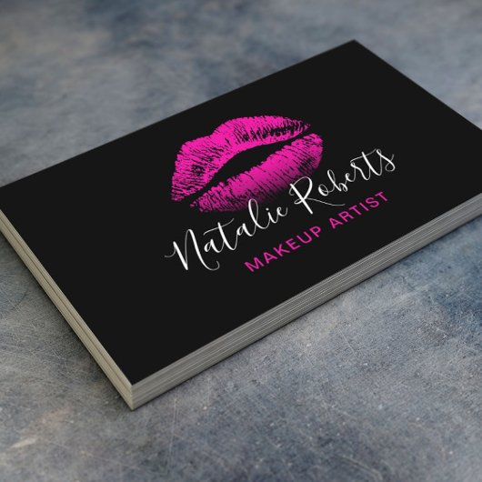Hot-roze lipstick, artiest Black Beauty Salon Visitekaartje