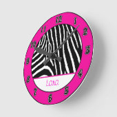 Hot-roze meisjes Zebra wandklok met naam (Hoek)