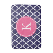 Hot-Roze Navy Custom Monogram Quatrefoil Patroon Badmat (Voorkant Verticaal)